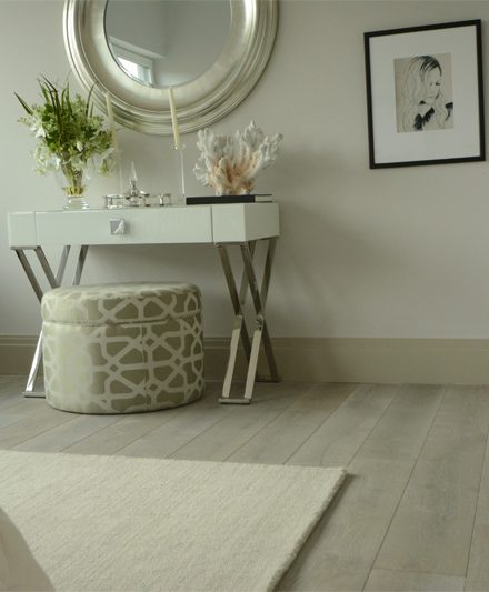 medines grindys skaidriai balta Medzio stilius