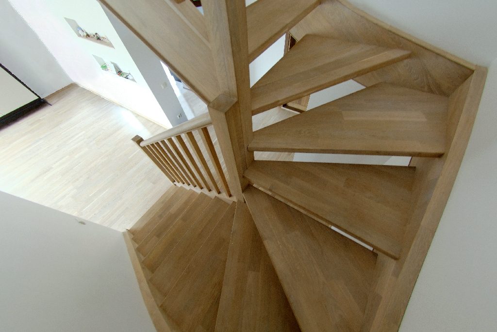 Mediniai laiptai iš ąžuolo masyvo: forma U, spalva Bespalvė 3305.