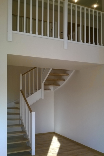 Mediniai laiptai: forma C, spalva Bespalvė alyva 3305 ir dažyta baltai RAL-9003.