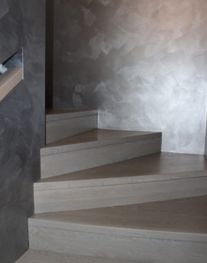 Mediniai laiptai iš ąžuolo: forma L, spalva Nordic N-3408.