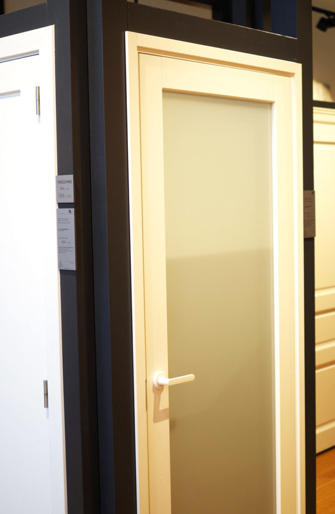 baltos dažytos medines durys juoda rankena D1F D1S RAL9003 Medzio stilius