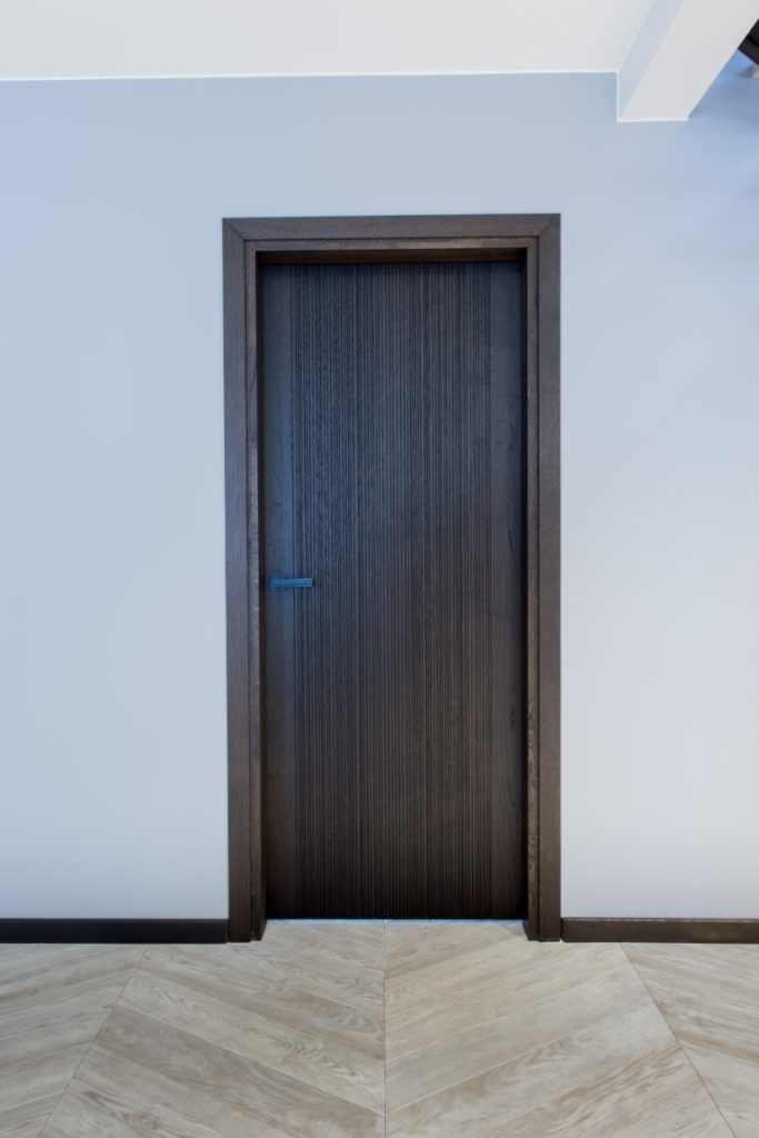 Medinės grindys: T-1010 Amiata. Medinės masyvo durys: 3479 Antique, modelis Velvet.