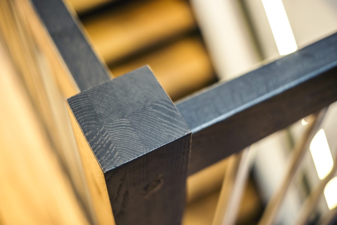 Mediniai ąžuolo masyvo laiptai,  durys ir grindys: spalvos 3481 Riešutas ir RAL 9005.