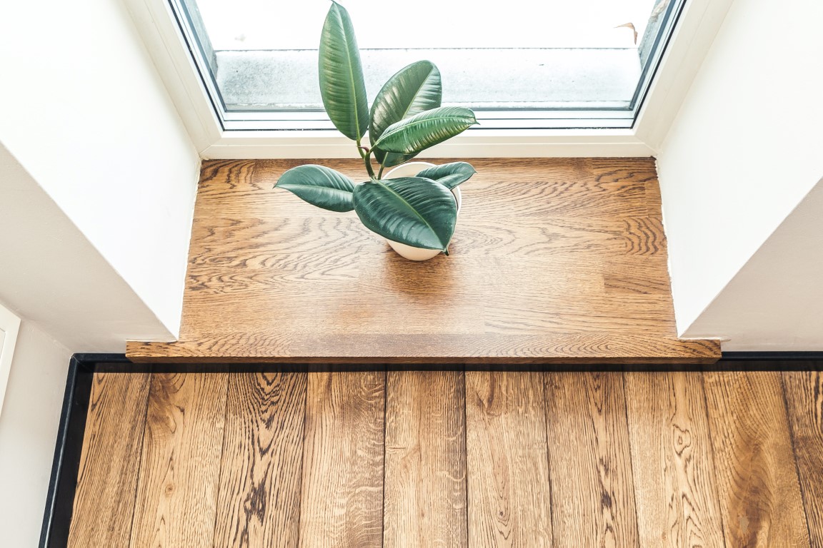 Mediniai ąžuolo masyvo laiptai,  durys ir grindys: spalvos 3481 Riešutas ir RAL 9005.
