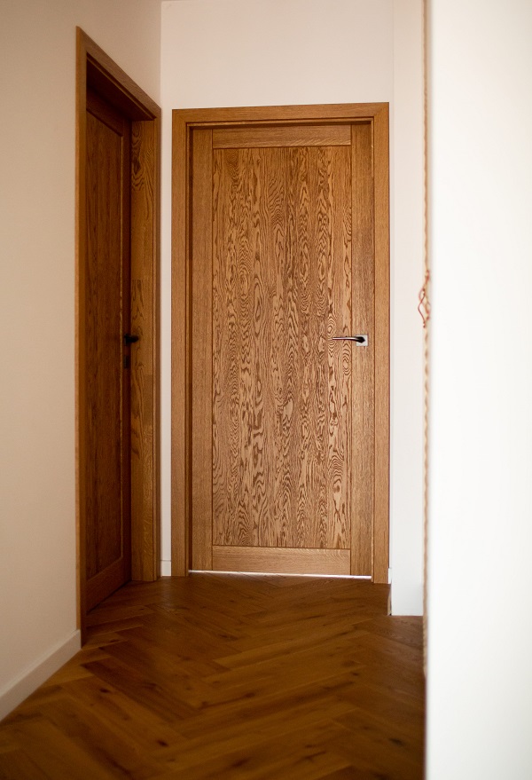 Klasikinio stiliaus medines durys ir grindys interjere