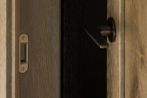 Ąžuolinės durys vidaus interjere: išskirtinis namų dizaino elementas