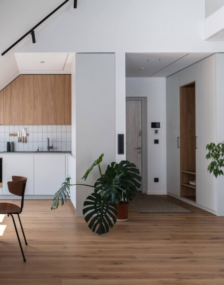 Baltos kambario durys ir ąžuolinės grindys – dizainerių pamėgtas sprendimas
