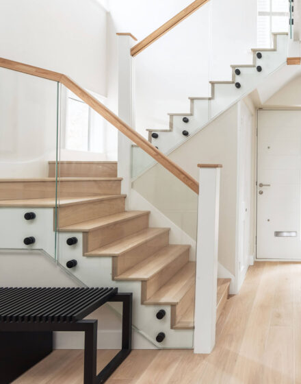 Grindlentės vonioje, grindų raštų ir spalvų dermė, ąžuoliniai laiptai – britų dizainerės projektas