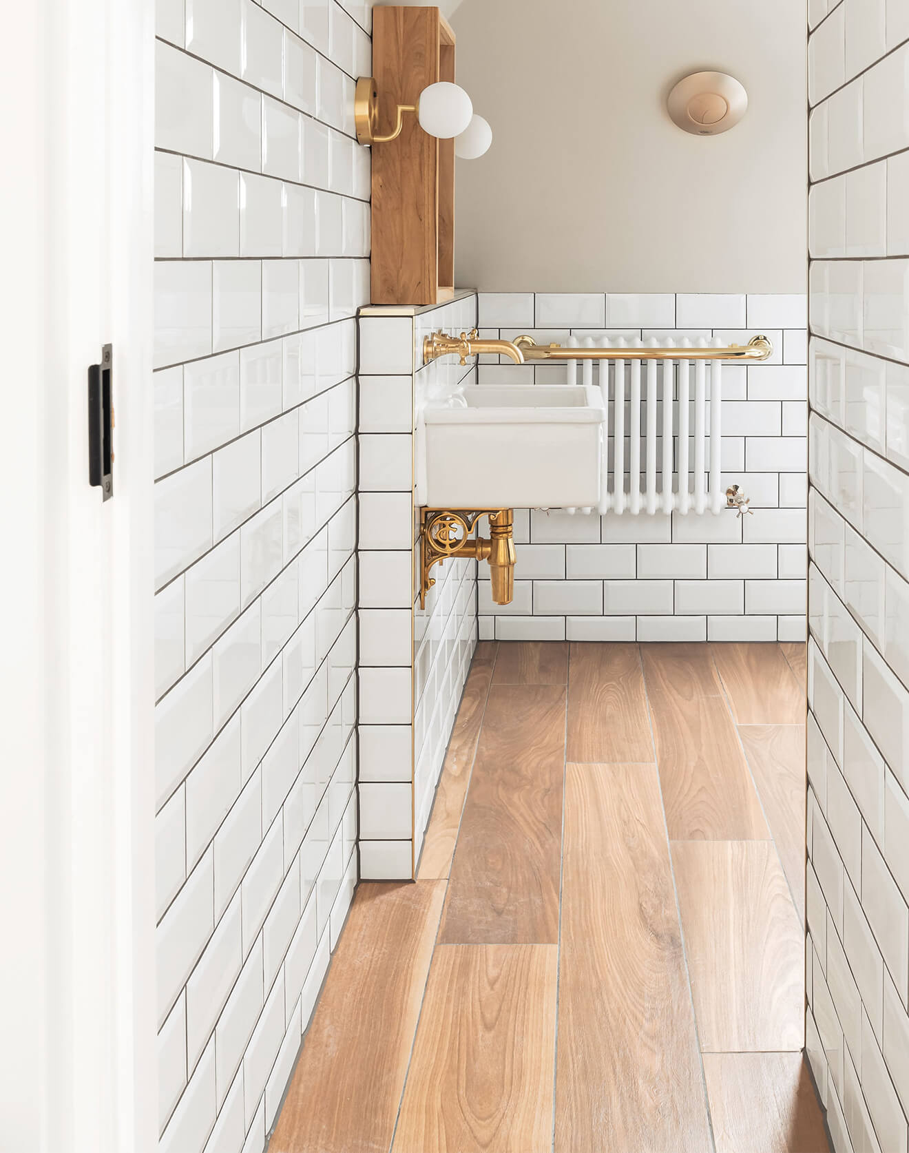Grindlentės vonioje, grindų raštų ir spalvų dermė, ąžuoliniai laiptai – britų dizainerės projektas