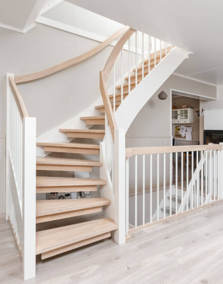 Mediniai laiptai derina precizišką tikslumą ir nesenstančią estetiką