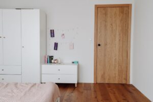 Ąžuolinės kambario durys: Puikus stiliaus ir ilgaamžiškumo derinys