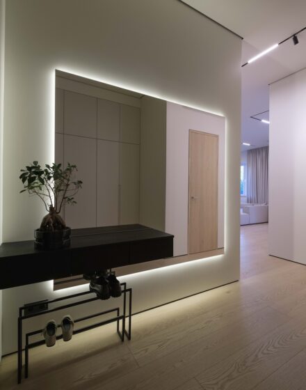 Ivory spalvos vidaus durys ir plačios grindinės lentos – šviesus ir subalansuotas derinys