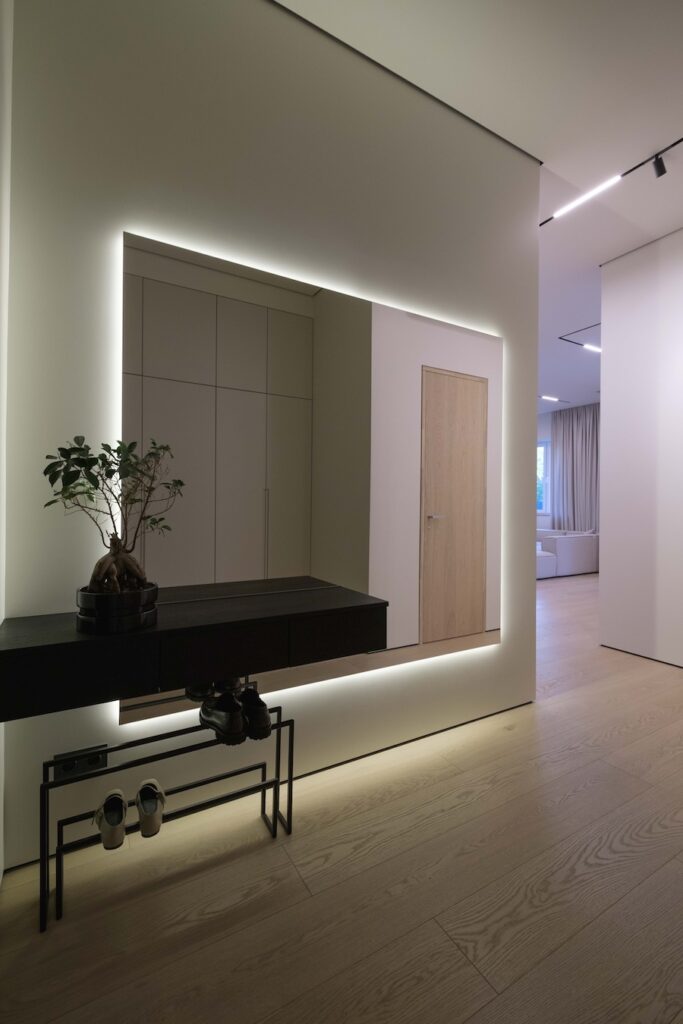 Ivory spalvos vidaus durys ir plačios grindinės lentos – šviesus ir subalansuotas derinys