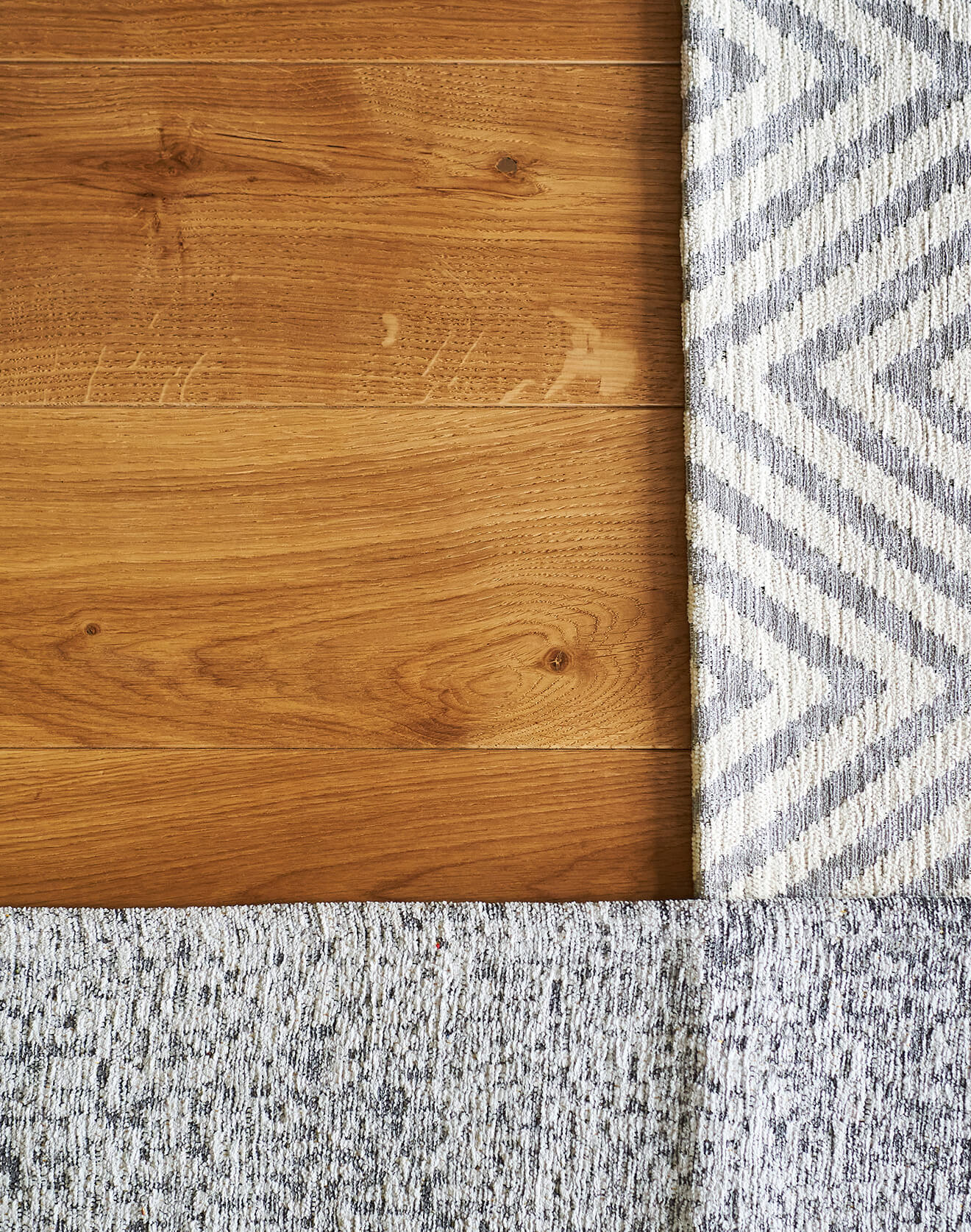 Medinės grindys ir dekoratyvinės sienelės – gamtos akcentai moderniuose namuose