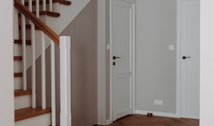 Ąžuoliniai laiptai, durys, grindys eglute – neįpareigojanti, subtili apdaila