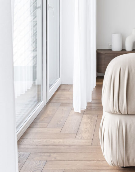 Riešuto spalvos dinamika Herringbone rašte – elegantiškas ąžuolas jūsų interjere