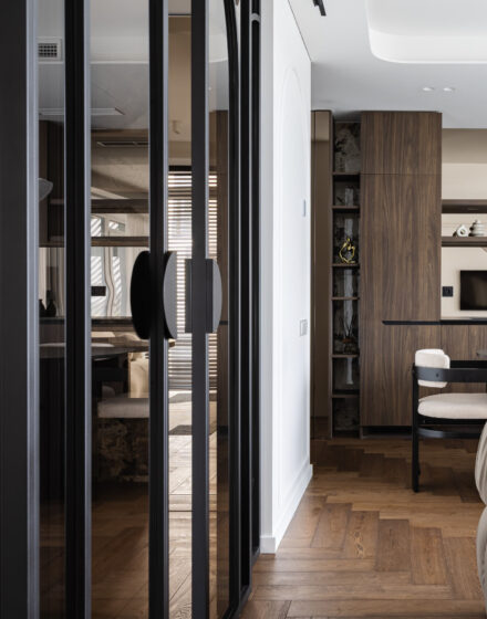 Riešuto spalvos dinamika Herringbone rašte – elegantiškas ąžuolas jūsų interjere