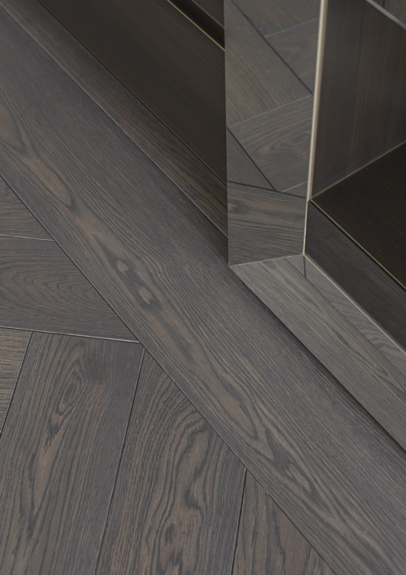 Amžina elegancija – Herringbone grindų raštas šiuolaikinėje erdvėje