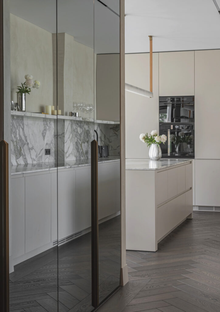 Amžina elegancija – Herringbone grindų raštas šiuolaikinėje erdvėje