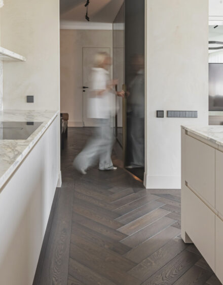 Amžina elegancija – Herringbone grindų raštas šiuolaikinėje erdvėje