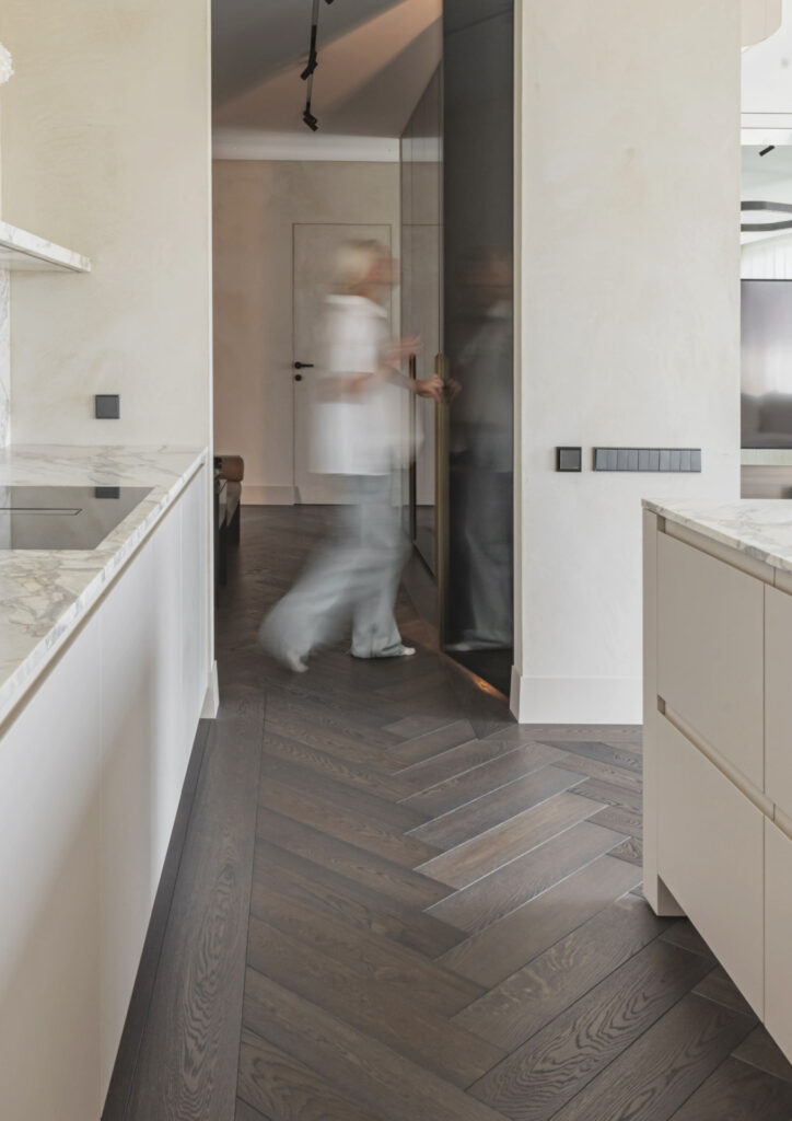 Amžina elegancija – Herringbone grindų raštas šiuolaikinėje erdvėje