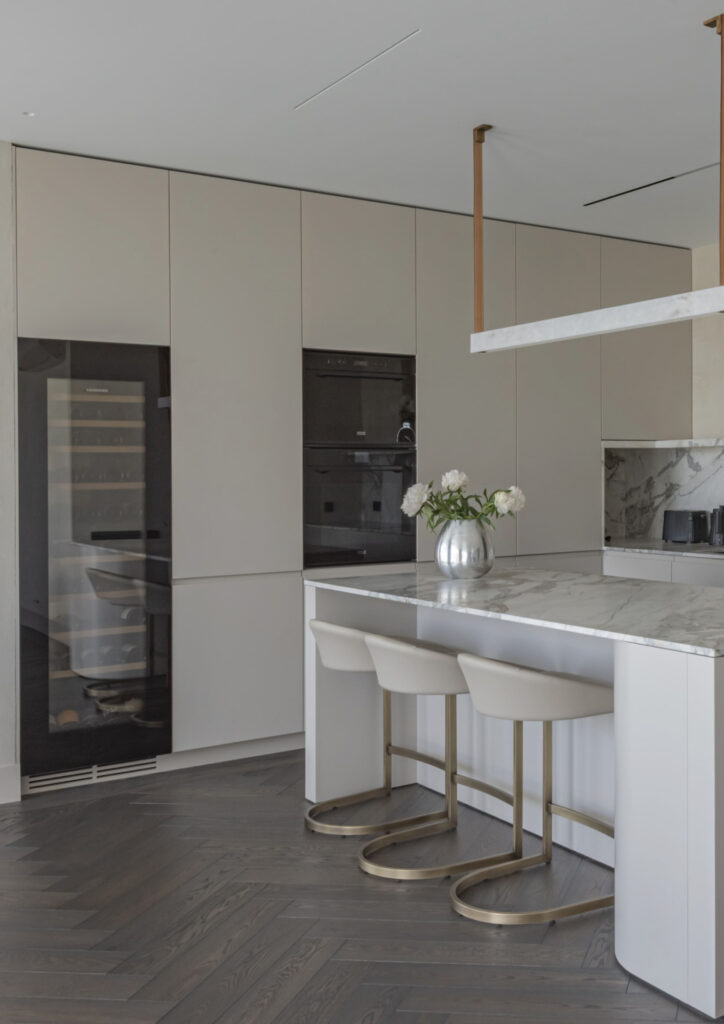 Amžina elegancija – Herringbone grindų raštas šiuolaikinėje erdvėje
