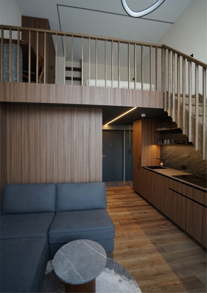 Modernūs interjero sprendimai su ąžuolo grindimis