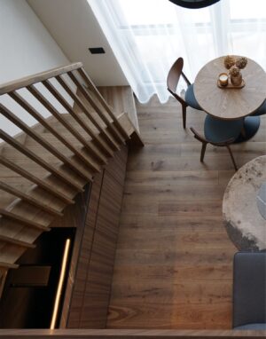 Modernūs interjero sprendimai su ąžuolo grindimis