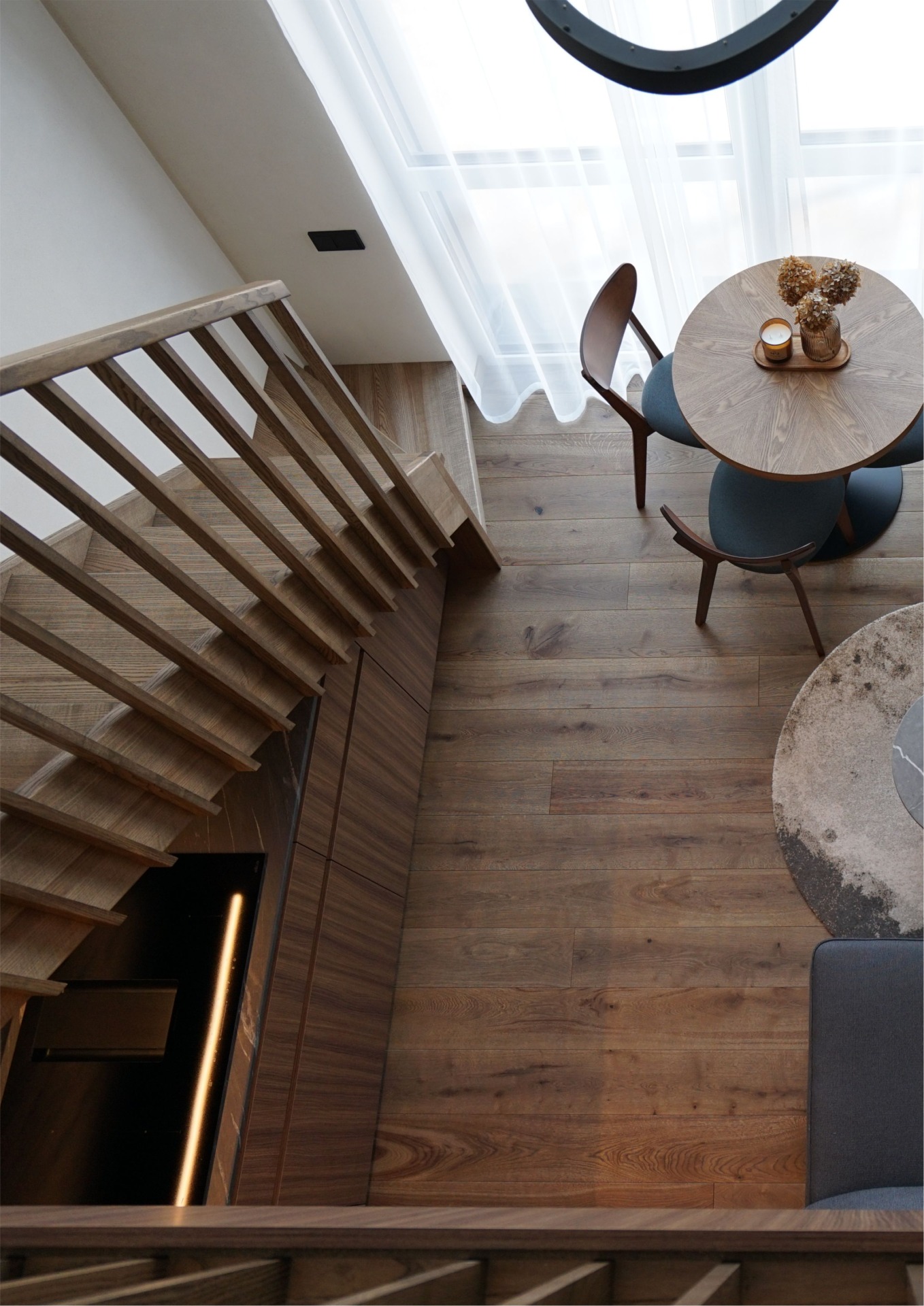 Modernūs interjero sprendimai su ąžuolo grindimis