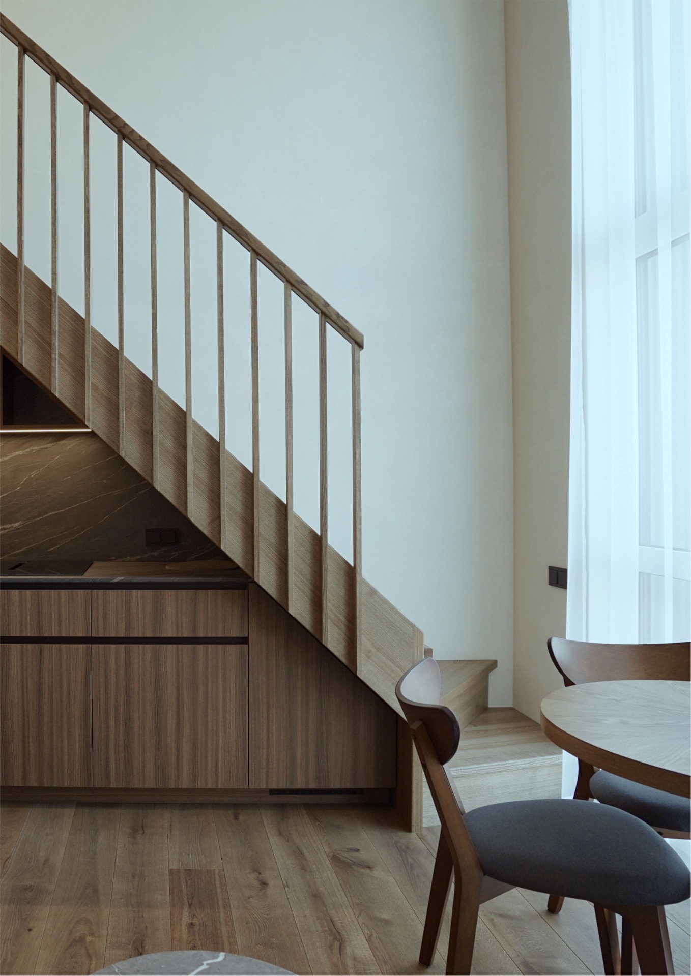 Modernūs interjero sprendimai su ąžuolo grindimis