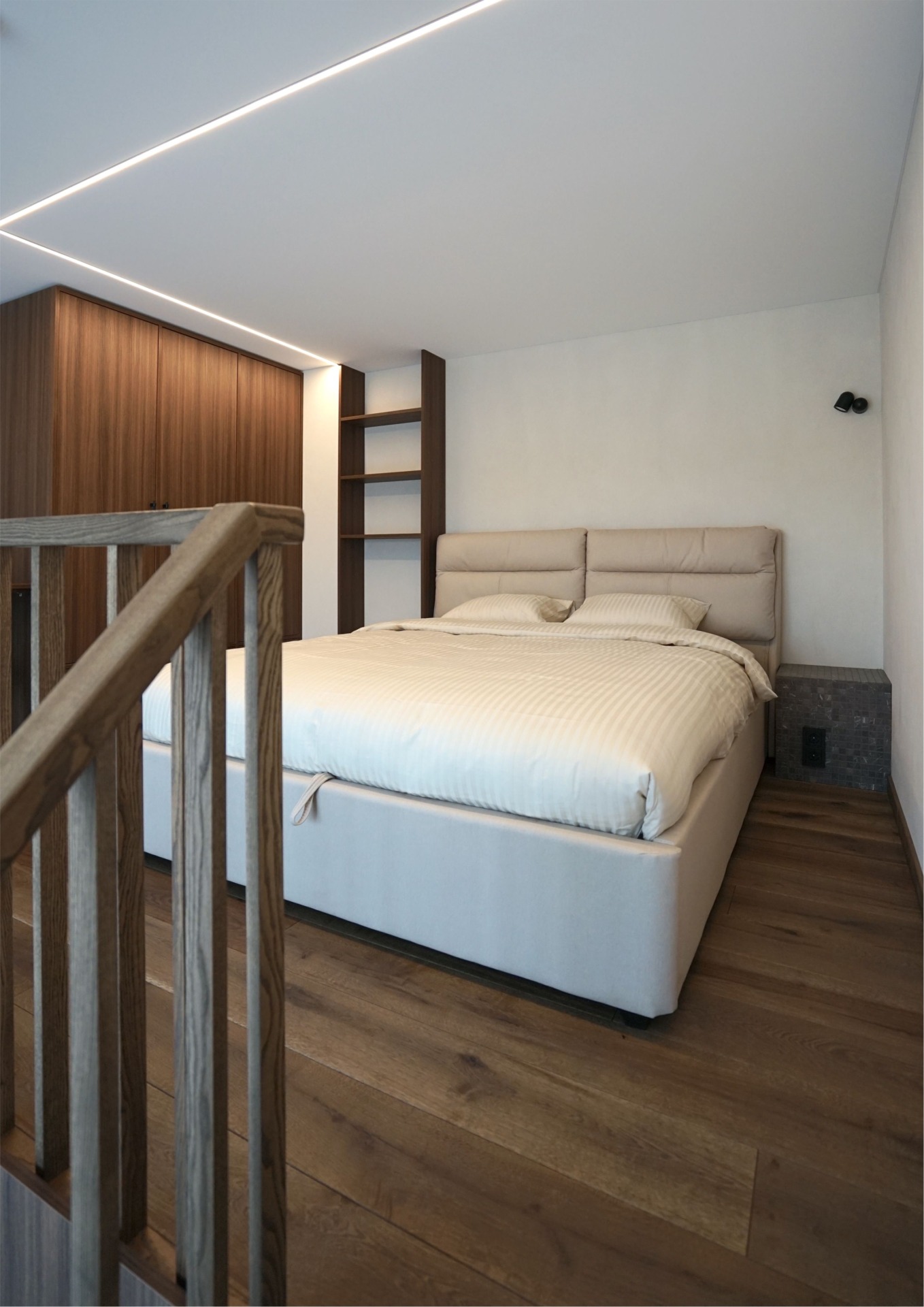 Modernūs interjero sprendimai su ąžuolo grindimis