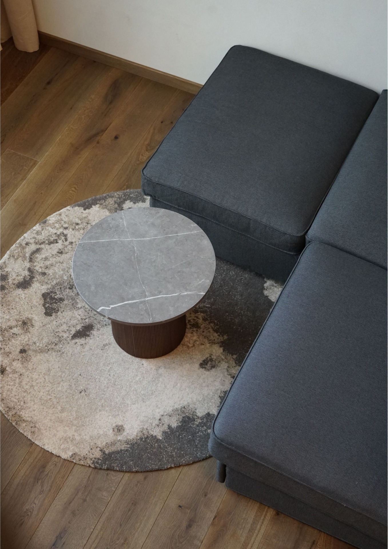 Modernūs interjero sprendimai su ąžuolo grindimis