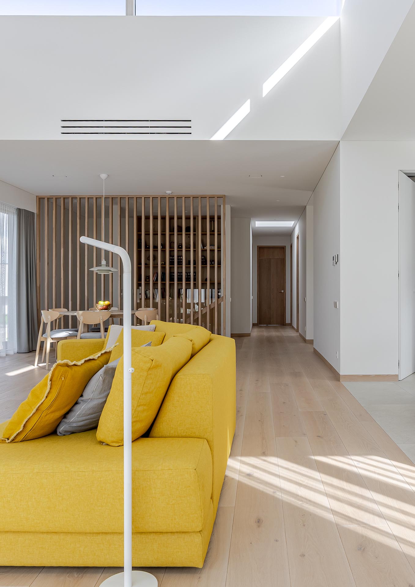 Vientisa ąžuolo estetika – kai viskas dera iki smulkiausios detalės