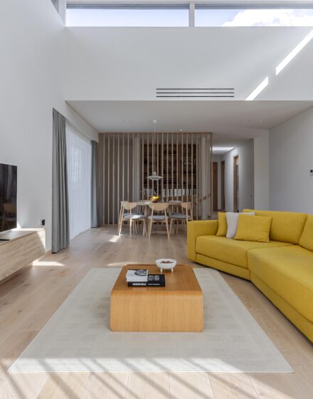 Vientisa ąžuolo estetika – kai viskas dera iki smulkiausios detalės