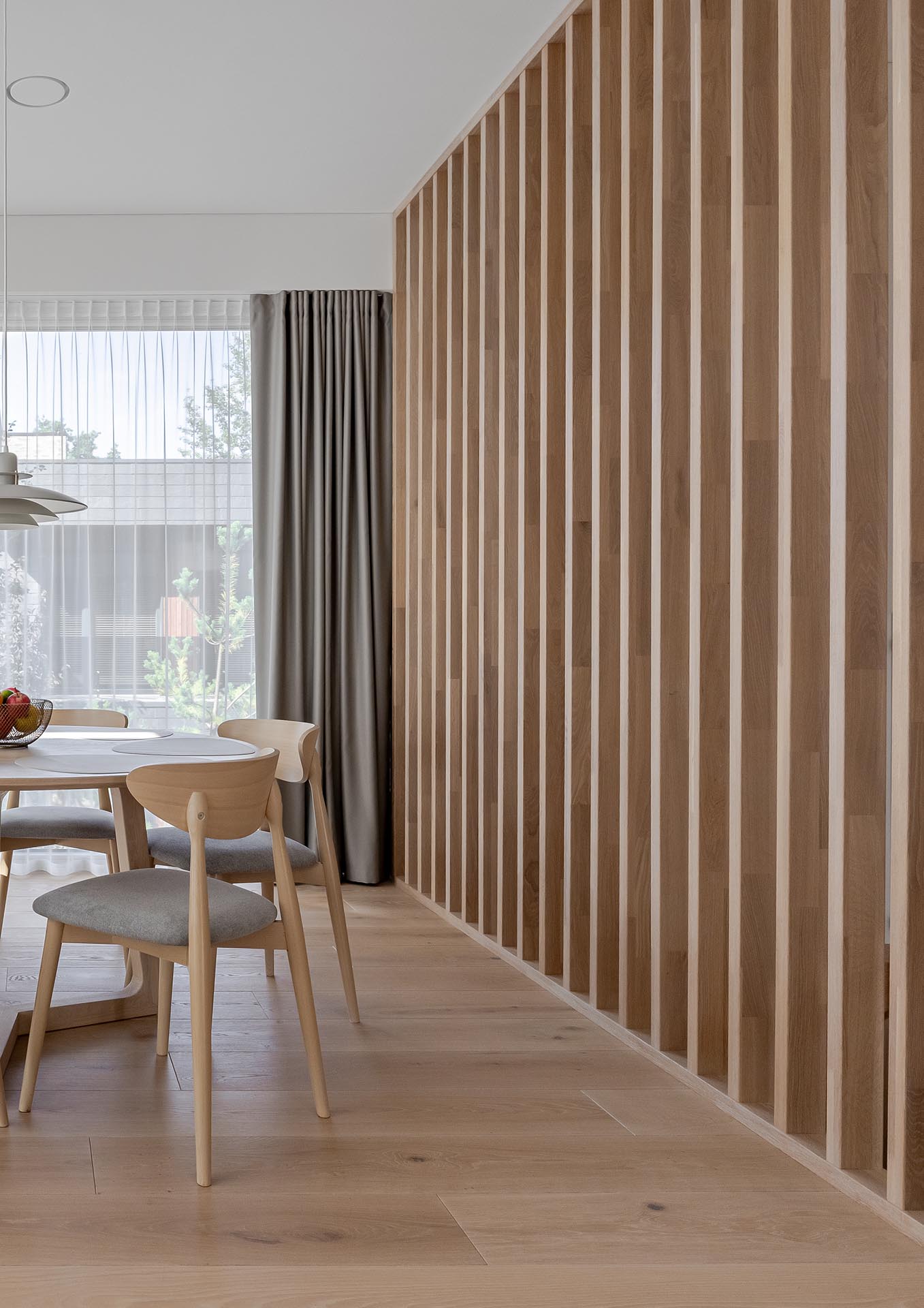 Vientisa ąžuolo estetika – kai viskas dera iki smulkiausios detalės