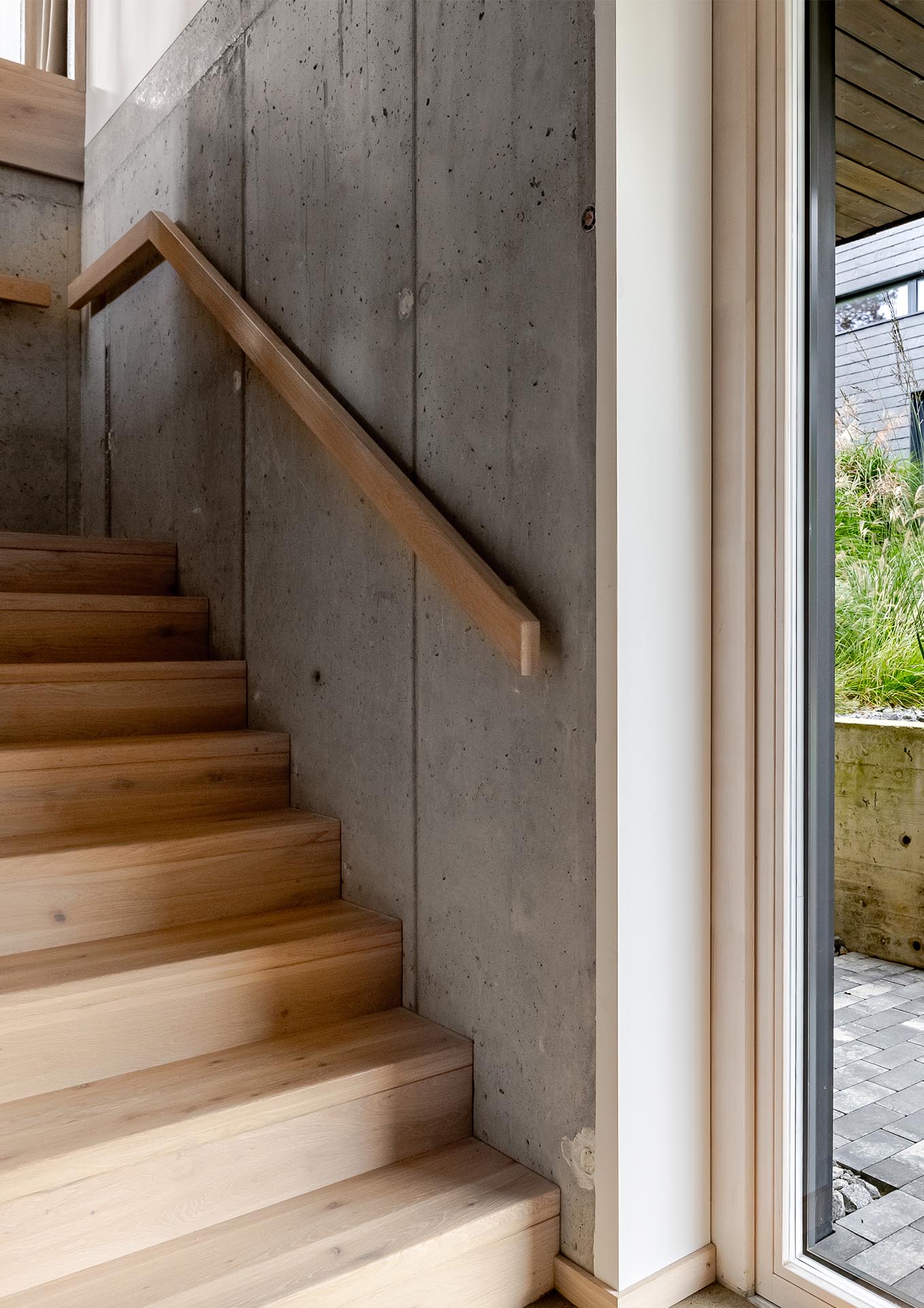 Vientisa ąžuolo estetika – kai viskas dera iki smulkiausios detalės