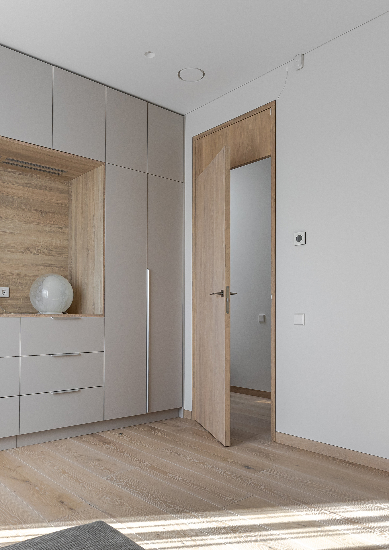 Vientisa ąžuolo estetika NOA namai projekte Kaune – kai viskas dera iki smulkiausios detalės