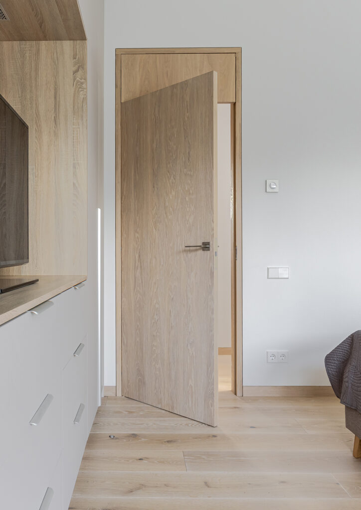 Vientisa ąžuolo estetika NOA namai projekte Kaune – kai viskas dera iki smulkiausios detalės