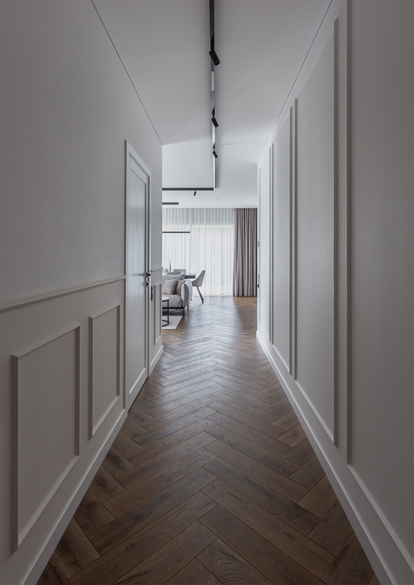 Herringbone ąžuolo grindys – charakteris, kuris kuria interjero nuotaiką