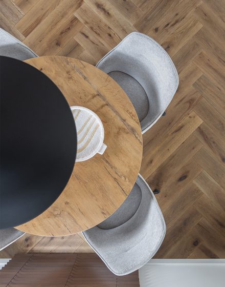 Herringbone ąžuolo grindys – charakteris, kuris kuria interjero nuotaiką