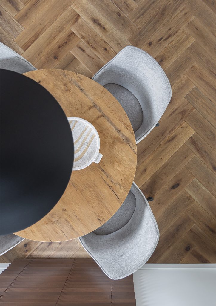Herringbone ąžuolo grindys – charakteris, kuris kuria interjero nuotaiką