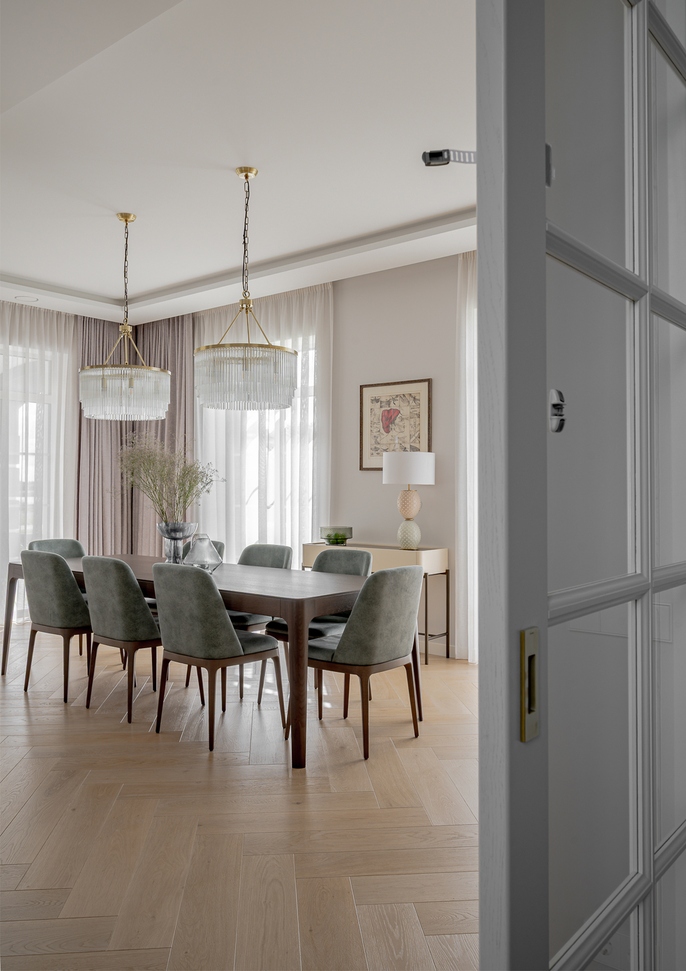 Laiko patikrinta elegancija: Herringbone 90° raštas šviesiame interjere