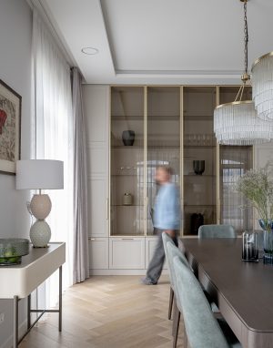 Laiko patikrinta elegancija: Herringbone 90° raštas šviesiame interjere