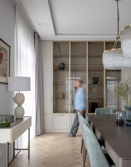 Laiko patikrinta elegancija: Herringbone 90° raštas šviesiame interjere