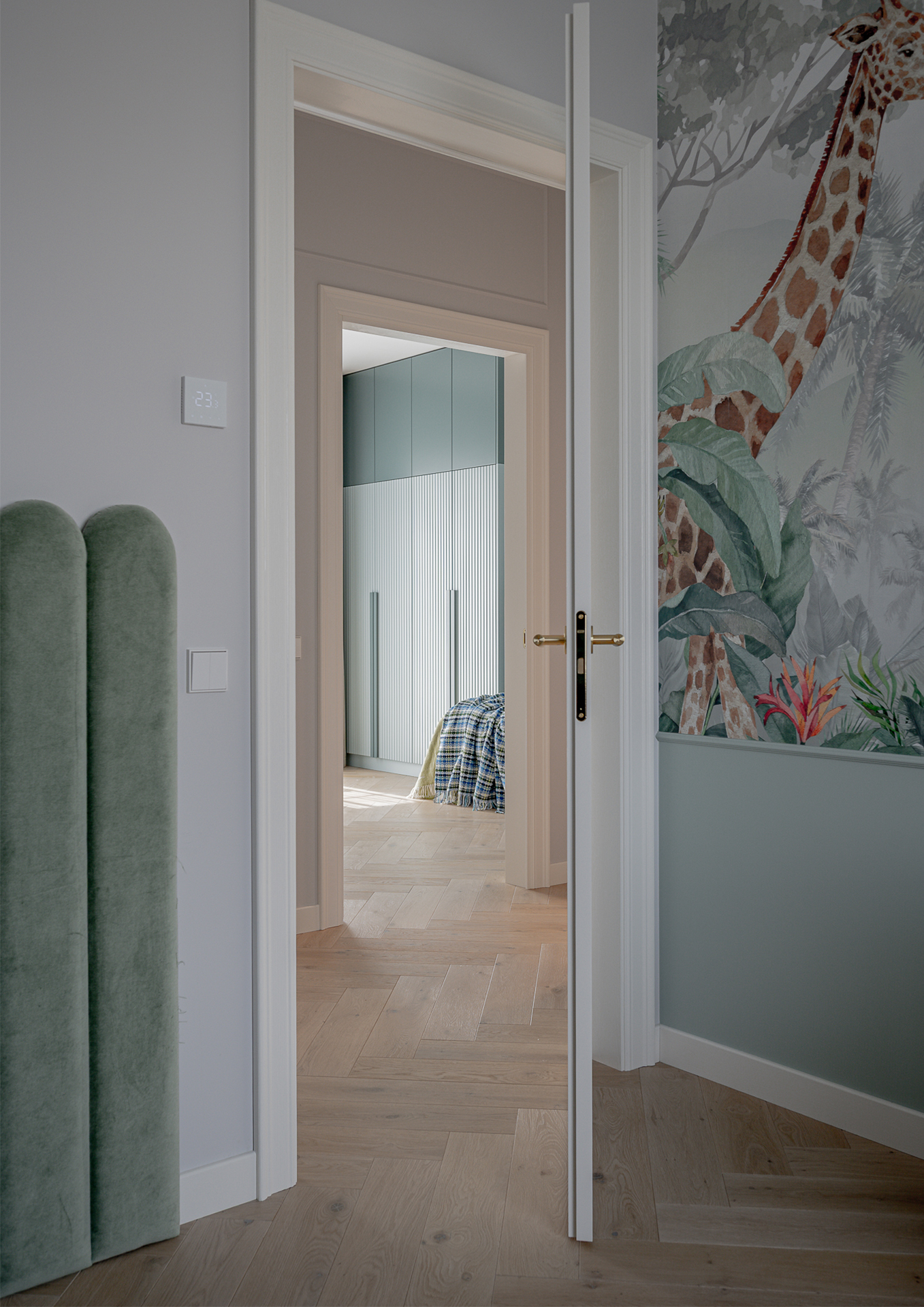 Laiko patikrinta elegancija: Herringbone 90° raštas šviesiame interjere