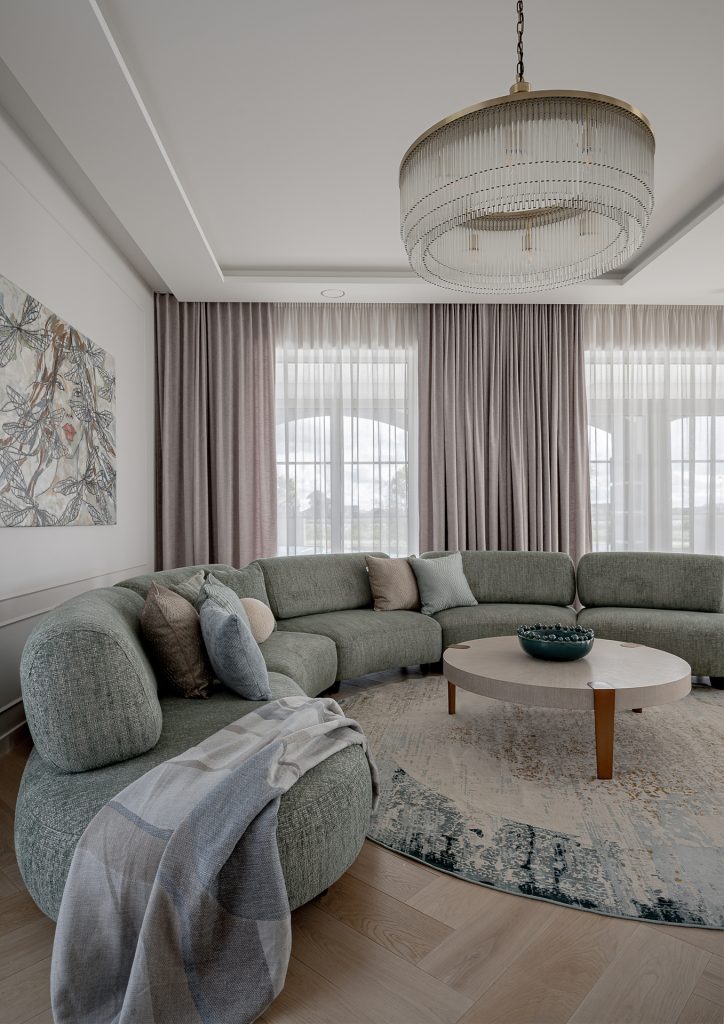 Laiko patikrinta elegancija: Herringbone 90° raštas šviesiame interjere