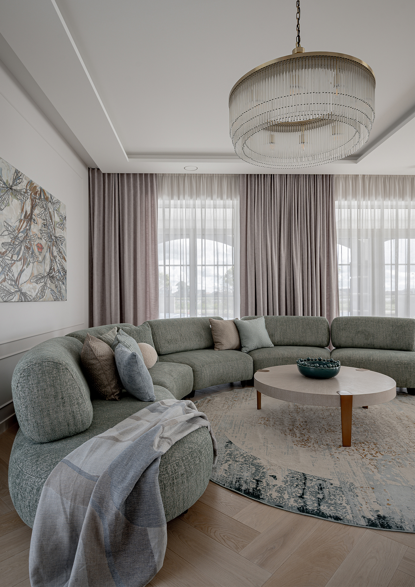 Laiko patikrinta elegancija: Herringbone 90° raštas šviesiame interjere