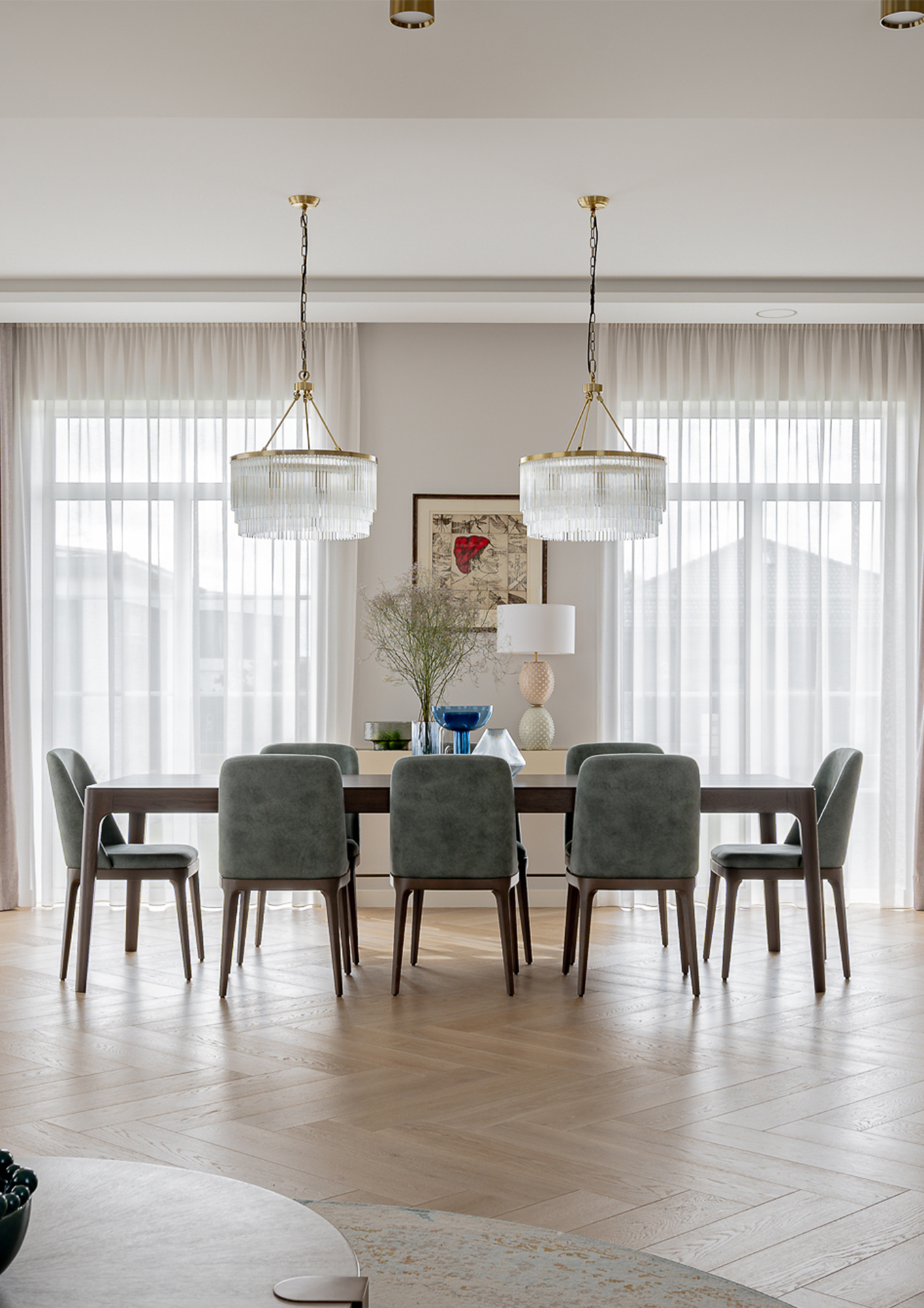 Laiko patikrinta elegancija: Herringbone 90° raštas šviesiame interjere