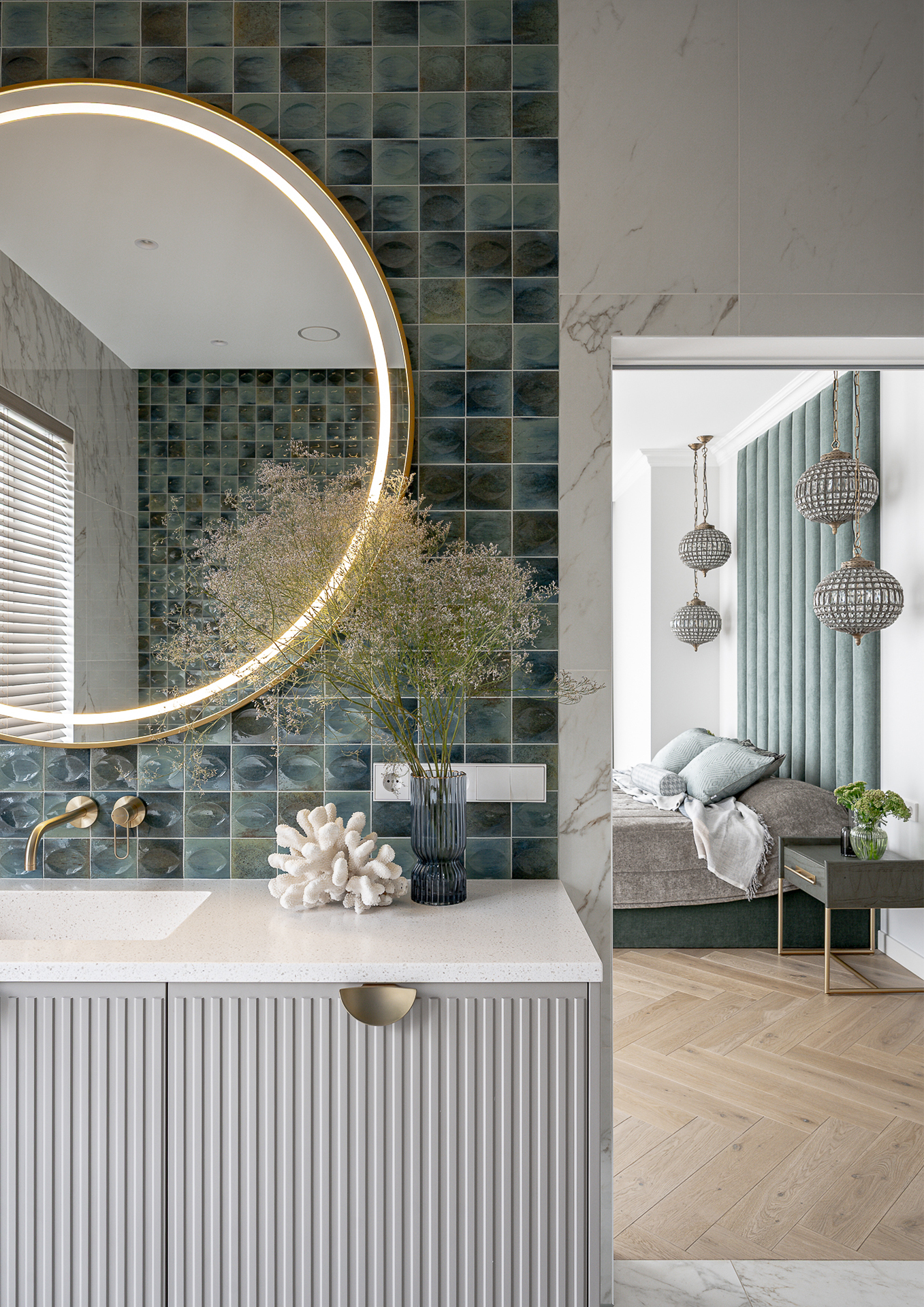 Laiko patikrinta elegancija: Herringbone 90° raštas šviesiame interjere