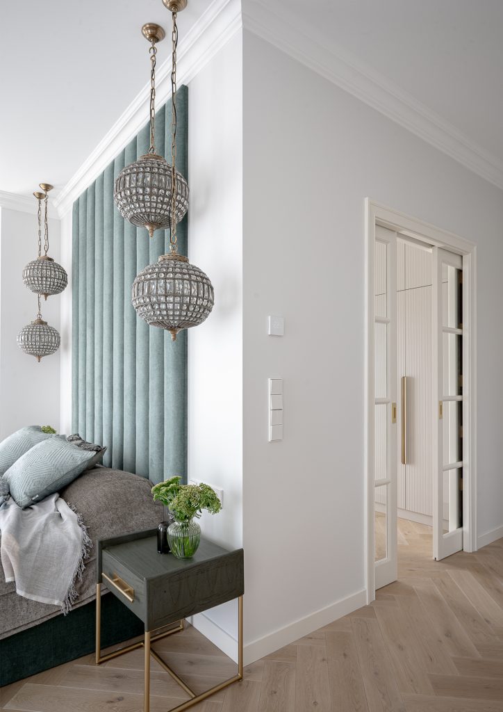 Laiko patikrinta elegancija: Herringbone 90° raštas šviesiame interjere